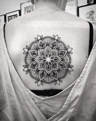  Tatouage mandala sur le milieu du dos
